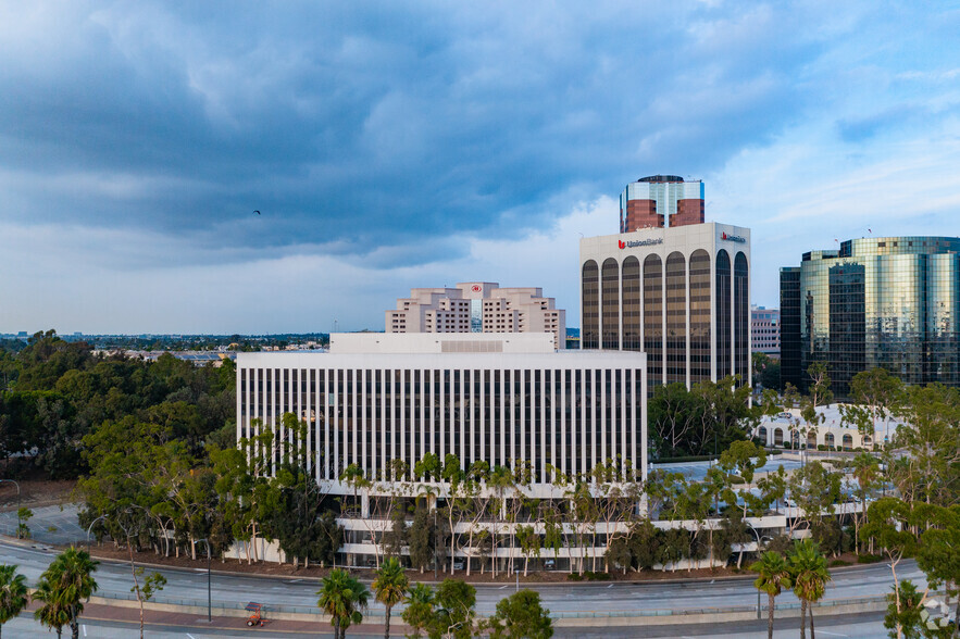 11 Golden Shore St, Long Beach, CA à vendre - Photo de l’immeuble – Image 2 sur 11