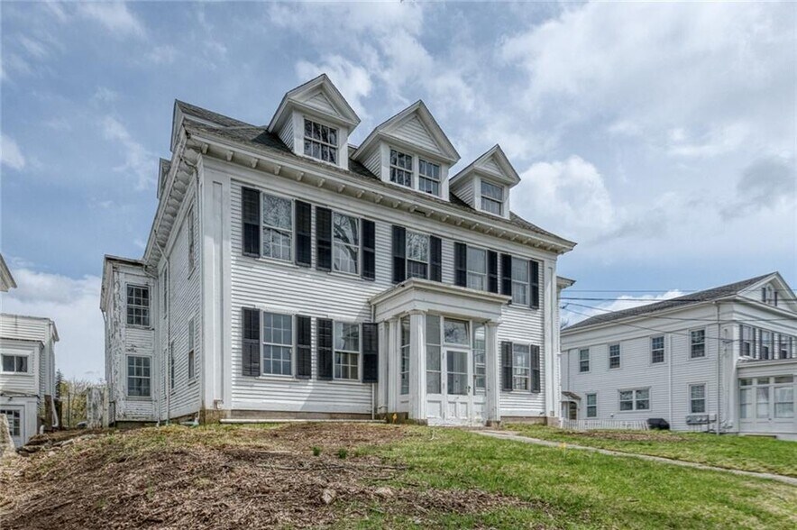 2 Elm St, Westerly, RI à vendre - Photo de l’immeuble – Image 3 sur 28