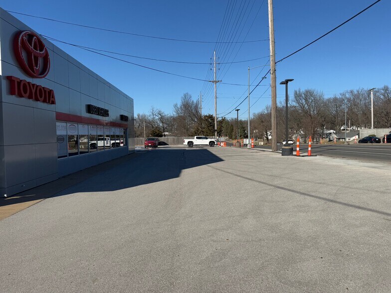 10811 Manchester Rd, Kirkwood, MO à vendre - Photo de l’immeuble – Image 3 sur 8