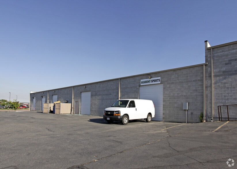 1565 W Hill Field Rd, Layton, UT à louer - Photo de l’immeuble – Image 3 sur 9