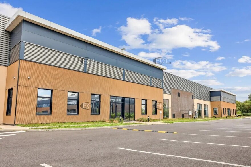 Local d’activités dans Sucy-en-Brie à louer - Photo de l’immeuble – Image 2 sur 20