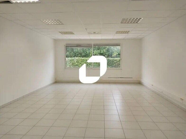 Bureau dans Gallargues-le-Montueux à louer - Photo de l’immeuble – Image 2 sur 23