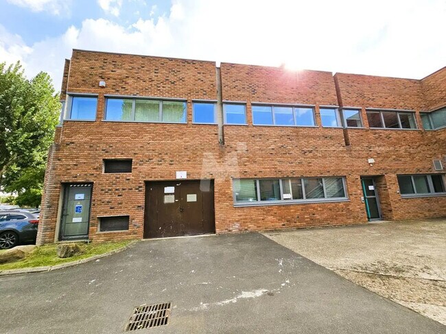 Plus de détails pour Local d'activités à louer