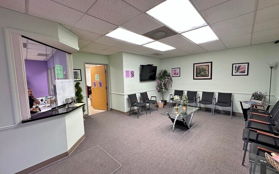 28521 Orchard Lake Rd, Farmington Hills, MI à louer - Photo de l’immeuble – Image 3 sur 5