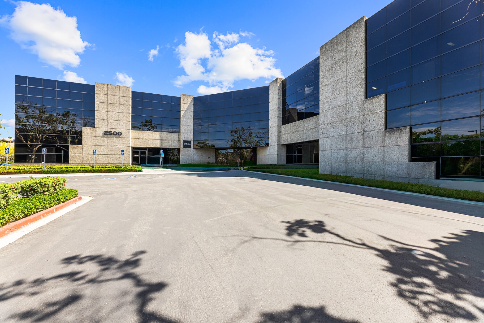 2500 Red Hill Ave, Santa Ana, CA à louer Photo intérieure– Image 1 sur 22