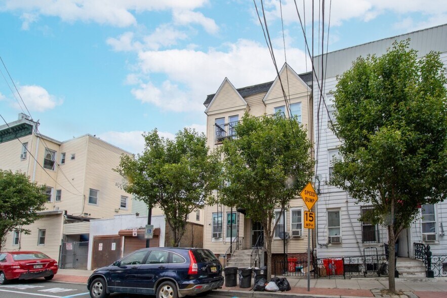 521 12th St, Union City, NJ à vendre - Photo de l’immeuble – Image 3 sur 8