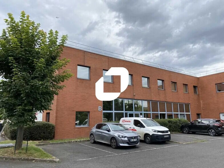 Bureau dans Roissy-en-France à vendre - Photo de l’immeuble – Image 1 sur 7