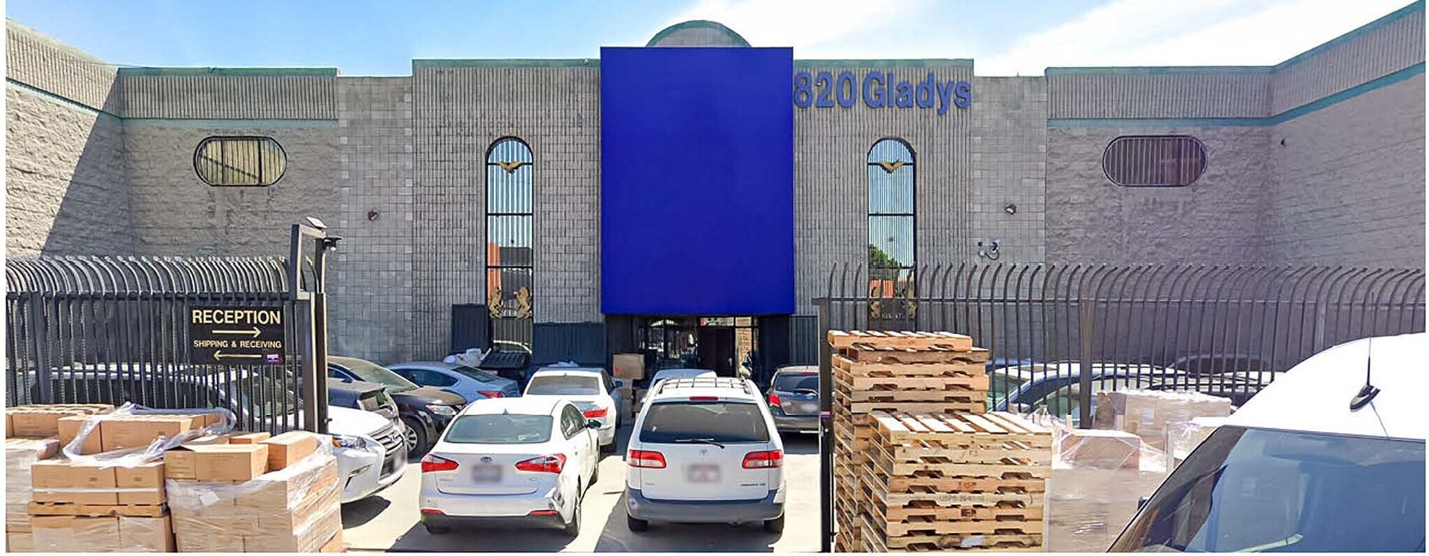 820 Gladys Ave, Los Angeles, CA à louer Photo de l’immeuble– Image 1 sur 12