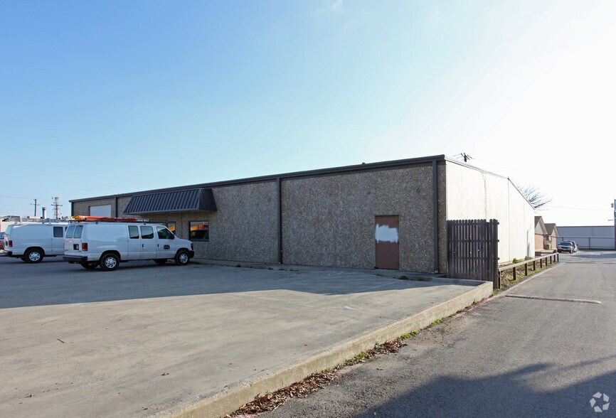 124 S Rogers Rd, Irving, TX à louer - Photo principale – Image 1 sur 2