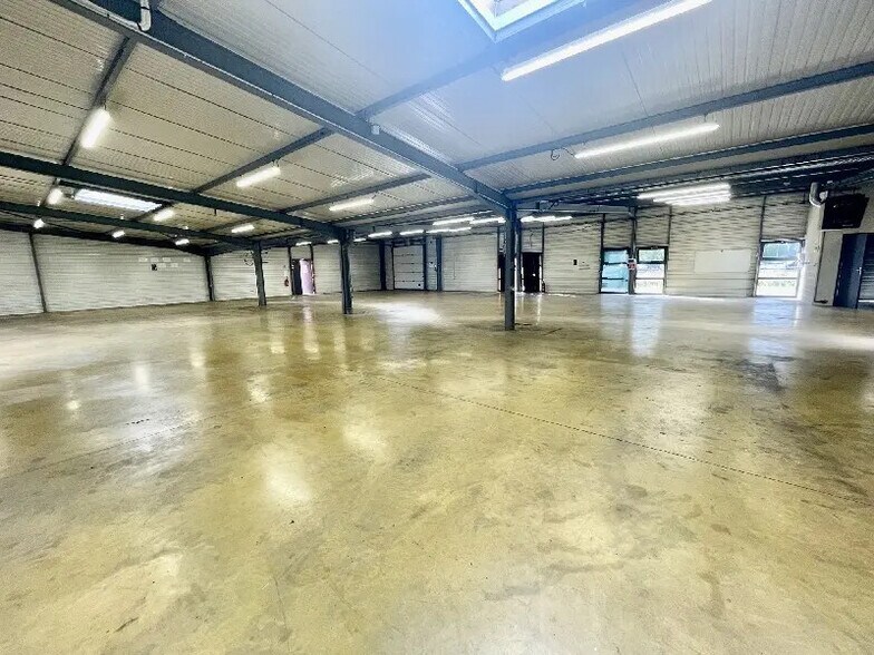 Local d'activités dans Martin-Église à vendre - Photo de l’immeuble – Image 3 sur 14