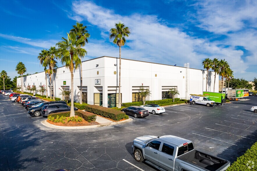 7703 Kingspointe Pky, Orlando, FL à louer - Photo de l’immeuble – Image 1 sur 10