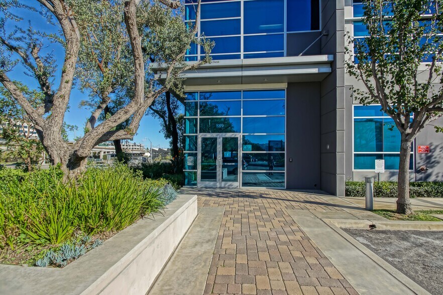 887-889 N Douglas St, El Segundo, CA à louer - Photo de l’immeuble – Image 2 sur 34