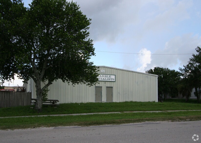 950 Bell Rd, Sarasota, FL à louer - Photo de l’immeuble – Image 3 sur 11