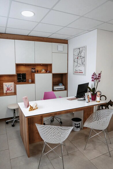 Local commercial dans LUYNES à vendre - Photo intérieure – Image 2 sur 4