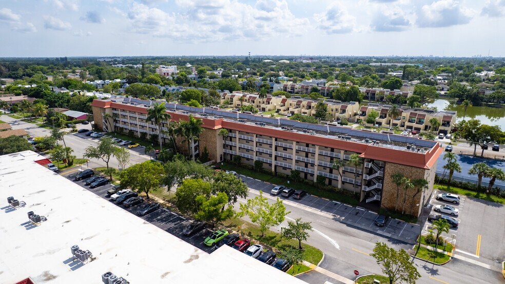 1700 NW 58th Ter, Sunrise, FL à vendre - Photo de l’immeuble – Image 2 sur 9