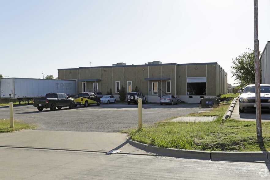 320-322 International Pky, Arlington, TX à louer - Photo principale – Image 1 sur 21