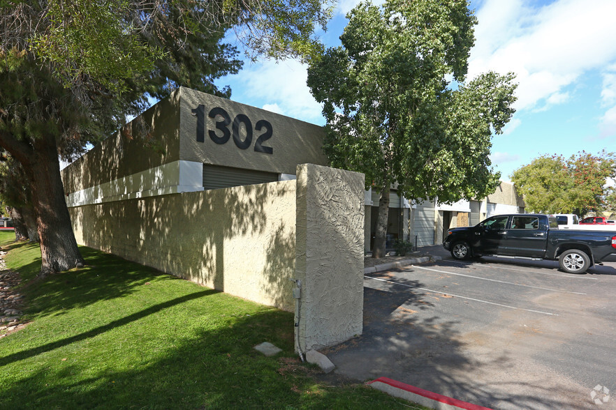 1302 W 23rd St, Tempe, AZ à louer - Photo de l’immeuble – Image 1 sur 10