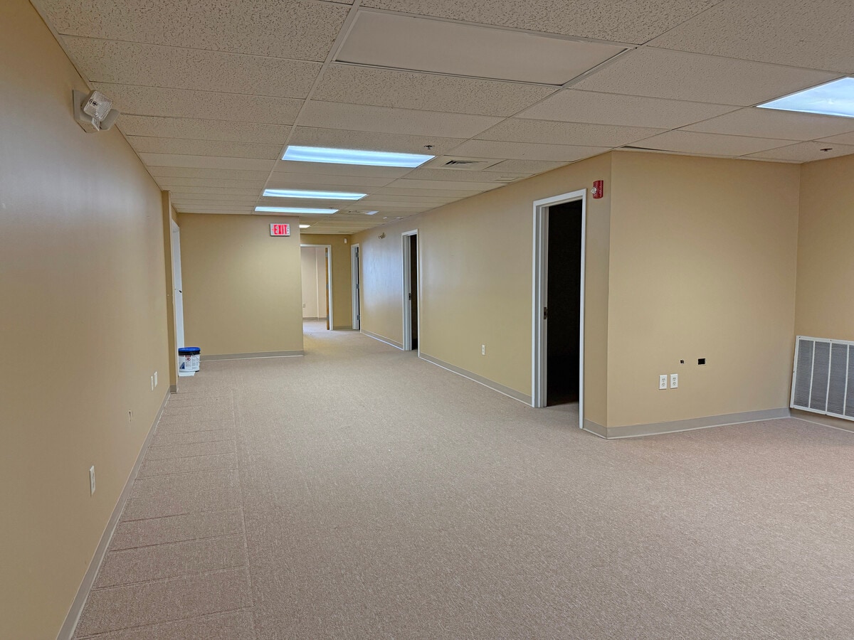 1 Merrill Industrial Dr, Hampton, NH 03842 - Lot 3 - - Photo intérieure - Image 1 of 2