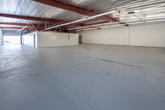 1720 E Holly Ave, El Segundo, CA à louer Photo de l’immeuble– Image 2 sur 3