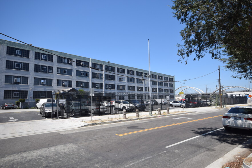 2155 E 7th St, Los Angeles, CA à louer - Photo de l’immeuble – Image 2 sur 6