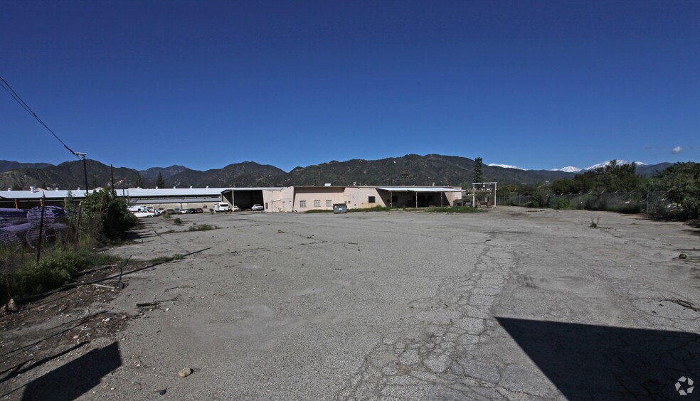 501 W Foothill Blvd, Azusa, CA à louer - Photo de l’immeuble – Image 2 sur 7