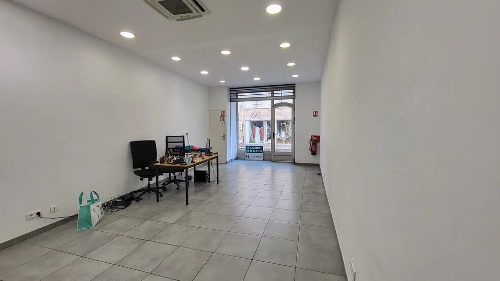 48 Rue Des Freres J Et R Kennedy, Salon-de-Provence à louer - Photo de l’immeuble – Image 3 sur 6