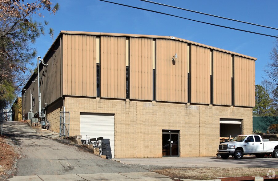 5916 Triangle Dr, Raleigh, NC à louer - Photo de l’immeuble – Image 3 sur 3