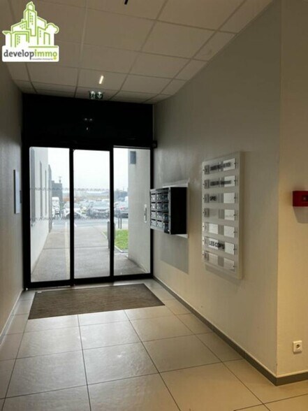 Bureau dans Ifs à vendre - Hall d’entrée – Image 3 sur 8