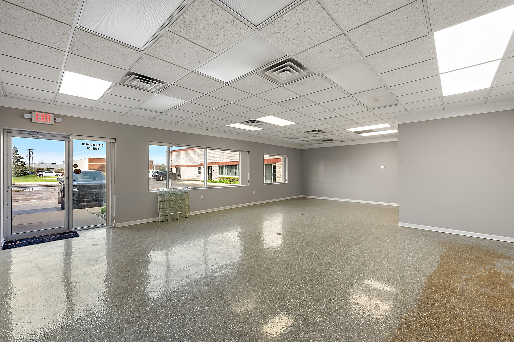51410 Milano Dr, Macomb Township, MI à louer Photo de l’immeuble– Image 1 sur 7