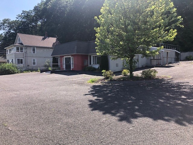 2407 Winsted Rd, Torrington, CT à vendre Photo de l’immeuble– Image 1 sur 4