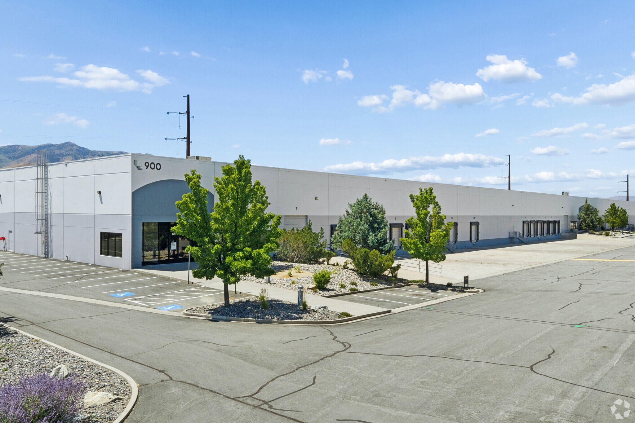 900 N Hills Blvd, Reno, NV à louer Photo de l’immeuble– Image 1 sur 21