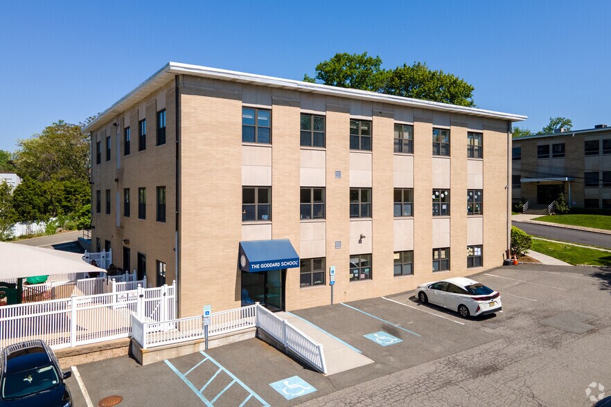 120 Charlotte Pl, Englewood Cliffs, NJ à louer - Photo de l’immeuble – Image 2 sur 3