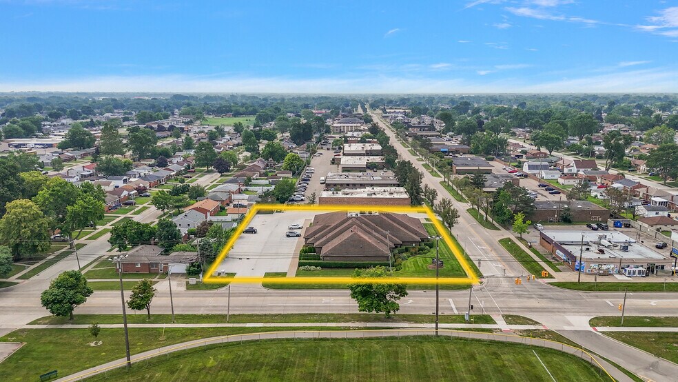 25990 Kelly Rd, Roseville, MI à louer - Photo de l’immeuble – Image 3 sur 3