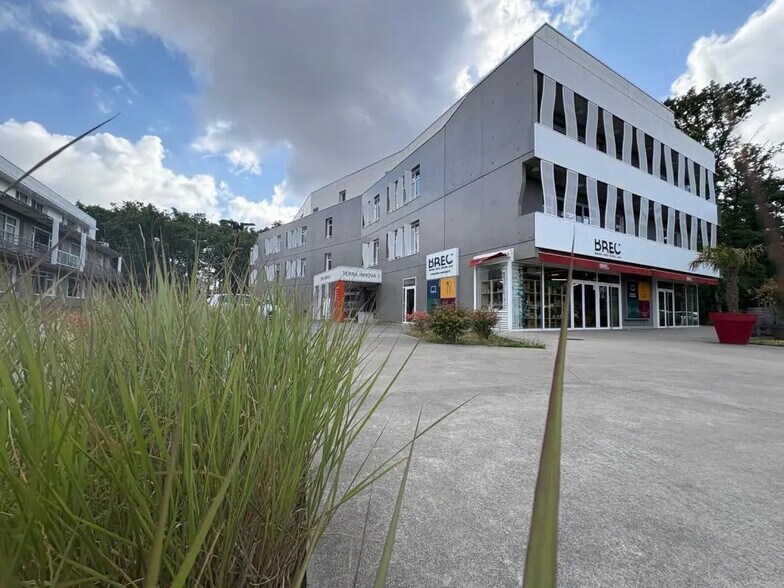 Bureau dans Saint-Aignan-Grandlieu à louer - Photo de l’immeuble – Image 1 sur 16