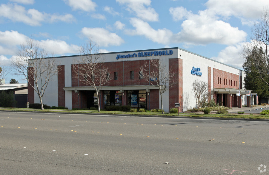 2908 Santa Rosa Ave, Santa Rosa, CA à louer - Photo principale – Image 1 sur 3
