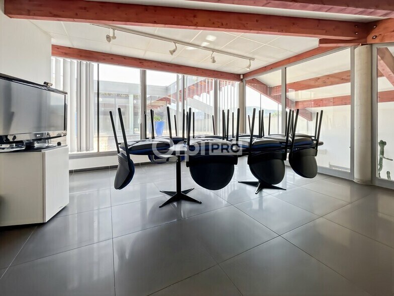 Bureau dans Gémenos à louer - Photo de l’immeuble – Image 3 sur 12