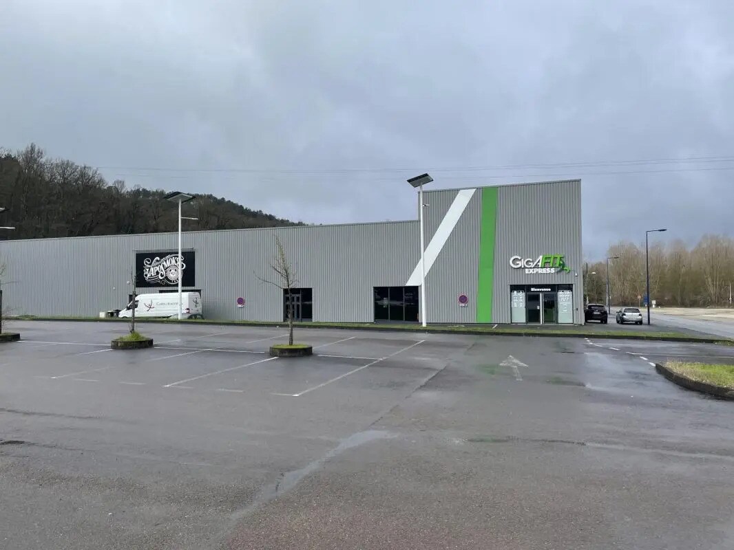 Local commercial dans Terrasson-Lavilledieu à louer Photo de l’immeuble– Image 1 sur 9