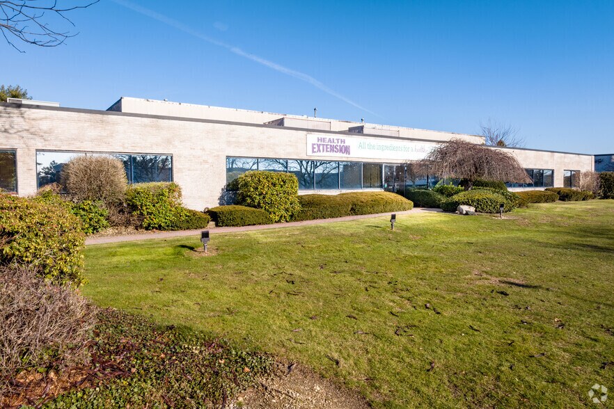 50 Commerce Dr, Hauppauge, NY à louer - Photo de l’immeuble – Image 2 sur 5