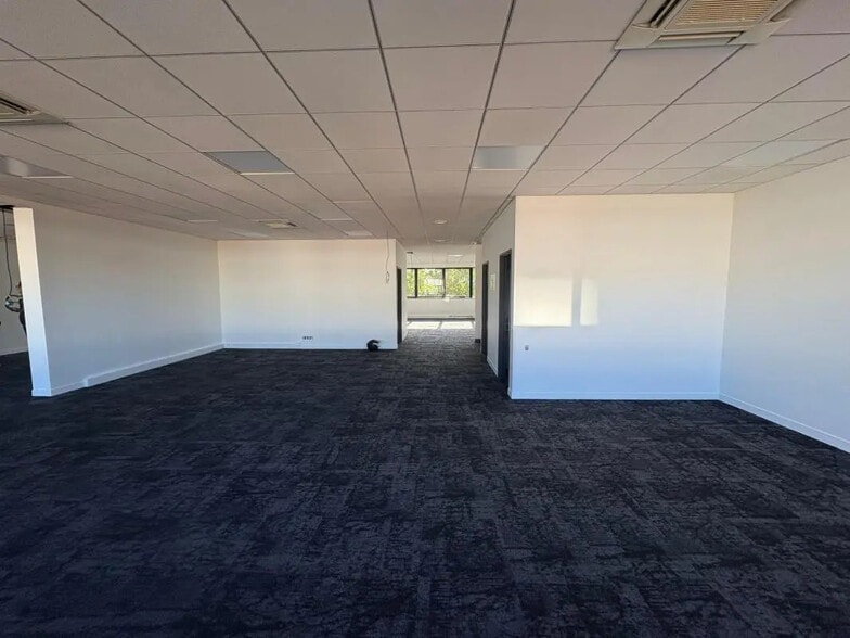 Bureau dans Villeneuve-la-Garenne à louer - Photo de l’immeuble – Image 2 sur 12