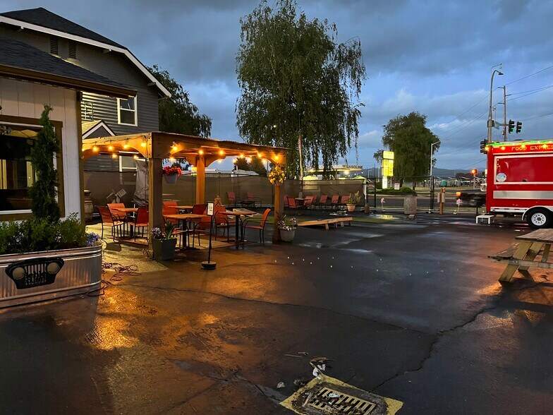 411 Oregon Way, Longview, WA à vendre - Photo de l’immeuble – Image 2 sur 13