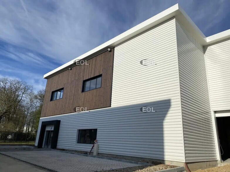 Local d'activités dans Ollainville à vendre - Photo de l’immeuble – Image 3 sur 3