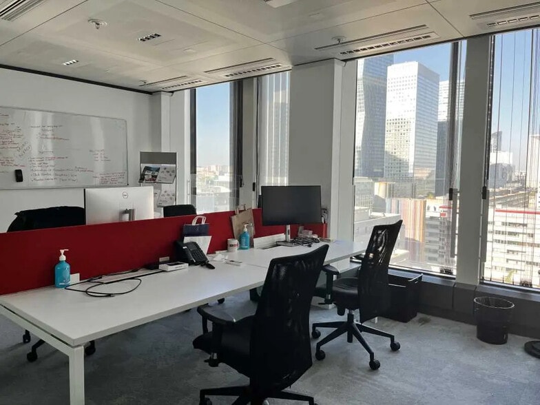 16 Place De L'Iris, Courbevoie à louer - Photo de l’immeuble – Image 3 sur 9