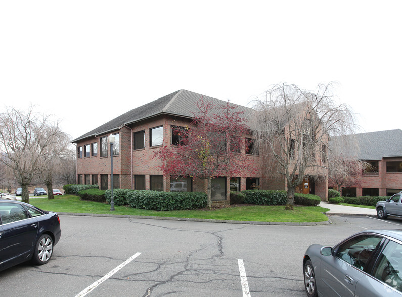 30 Avon Meadow Ln, Avon, CT à louer - Photo de l’immeuble – Image 2 sur 4