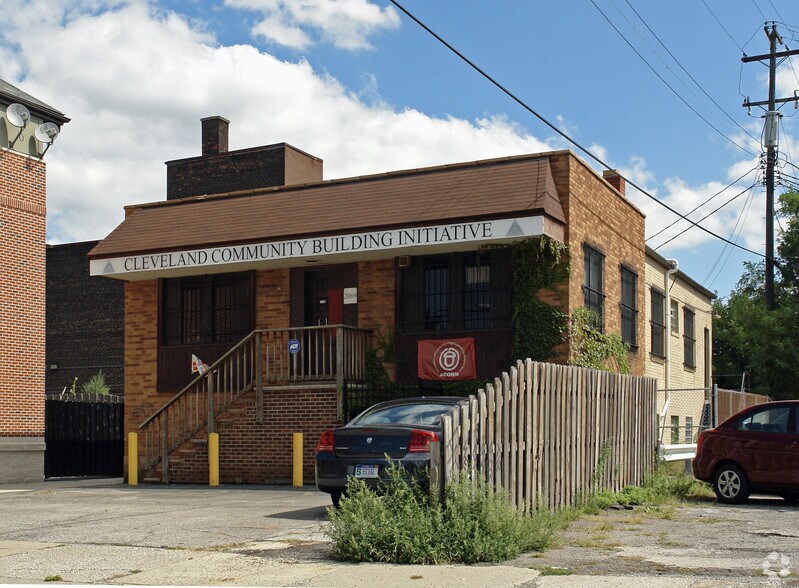 2069 E 36th St, Cleveland, OH à louer - Photo de l’immeuble – Image 2 sur 3