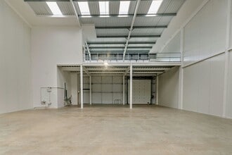 41 College Rd, Aylesbury à louer Photo intérieure– Image 2 sur 4