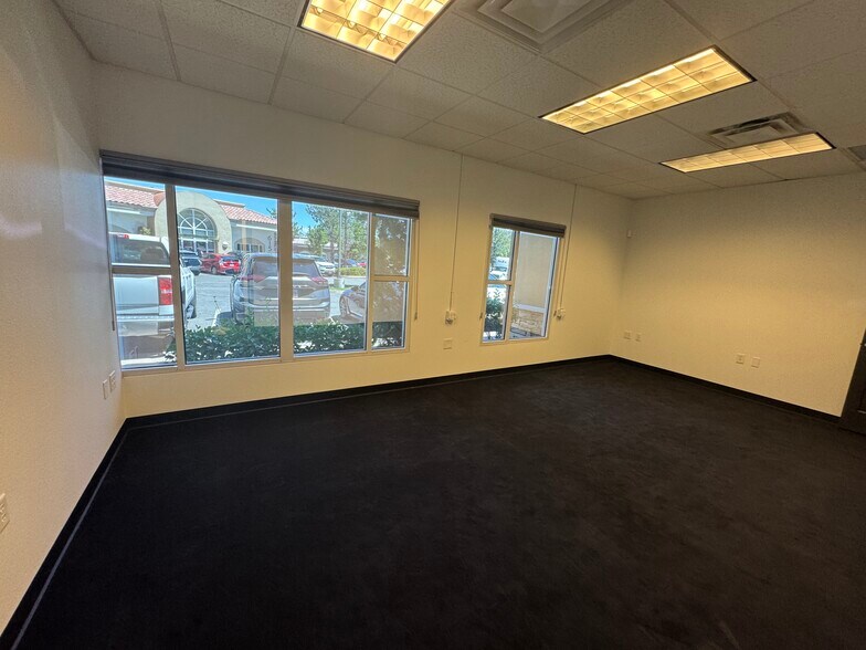 609 Sierra Rose Dr, Reno, NV à louer - Photo de l’immeuble – Image 3 sur 5