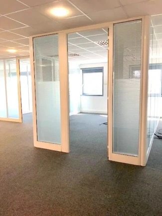 Plus de détails pour Boulevard Paul Cézanne, Guyancourt - Bureau à louer
