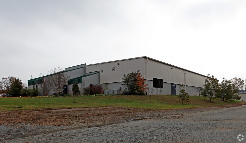 7609 Canoe Rd, Greensboro, NC à vendre - Photo principale – Image 1 sur 12