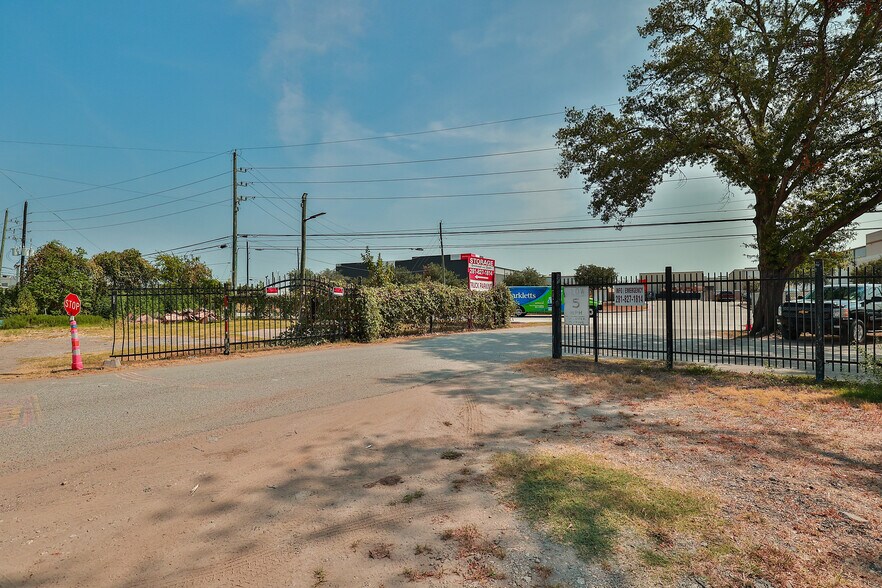 11615 Cutten Rd, Houston, TX à vendre - Photo de l’immeuble – Image 2 sur 6