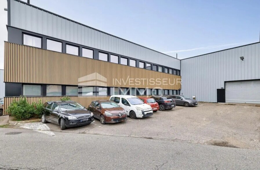 Local d’activités dans Villeneuve-la-Garenne à louer - Photo de l’immeuble – Image 2 sur 6